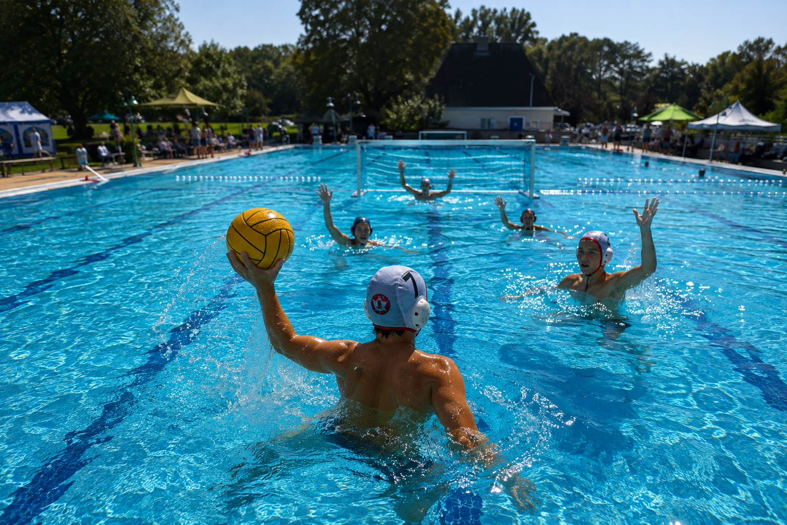 Wasserballspielende Kinder im Freibad